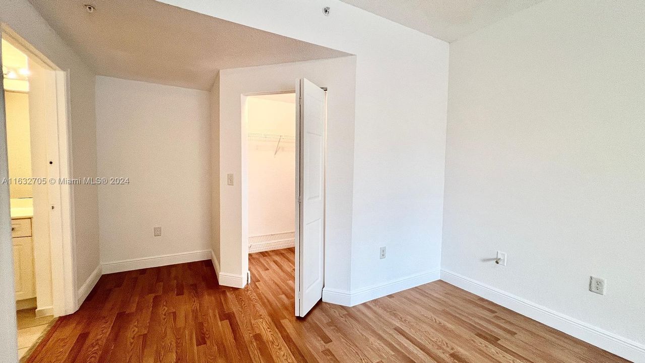 Active With Contract: $2,100 (1 beds, 1 baths, 878 Square Feet)