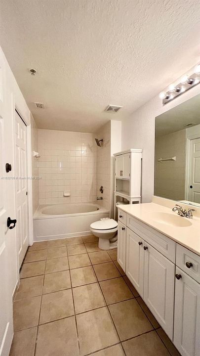 Active With Contract: $2,100 (1 beds, 1 baths, 878 Square Feet)