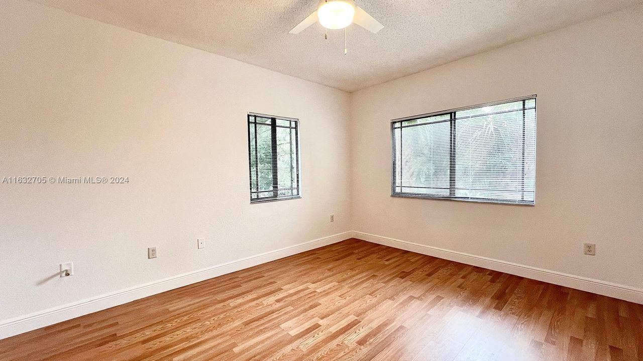 Active With Contract: $2,100 (1 beds, 1 baths, 878 Square Feet)