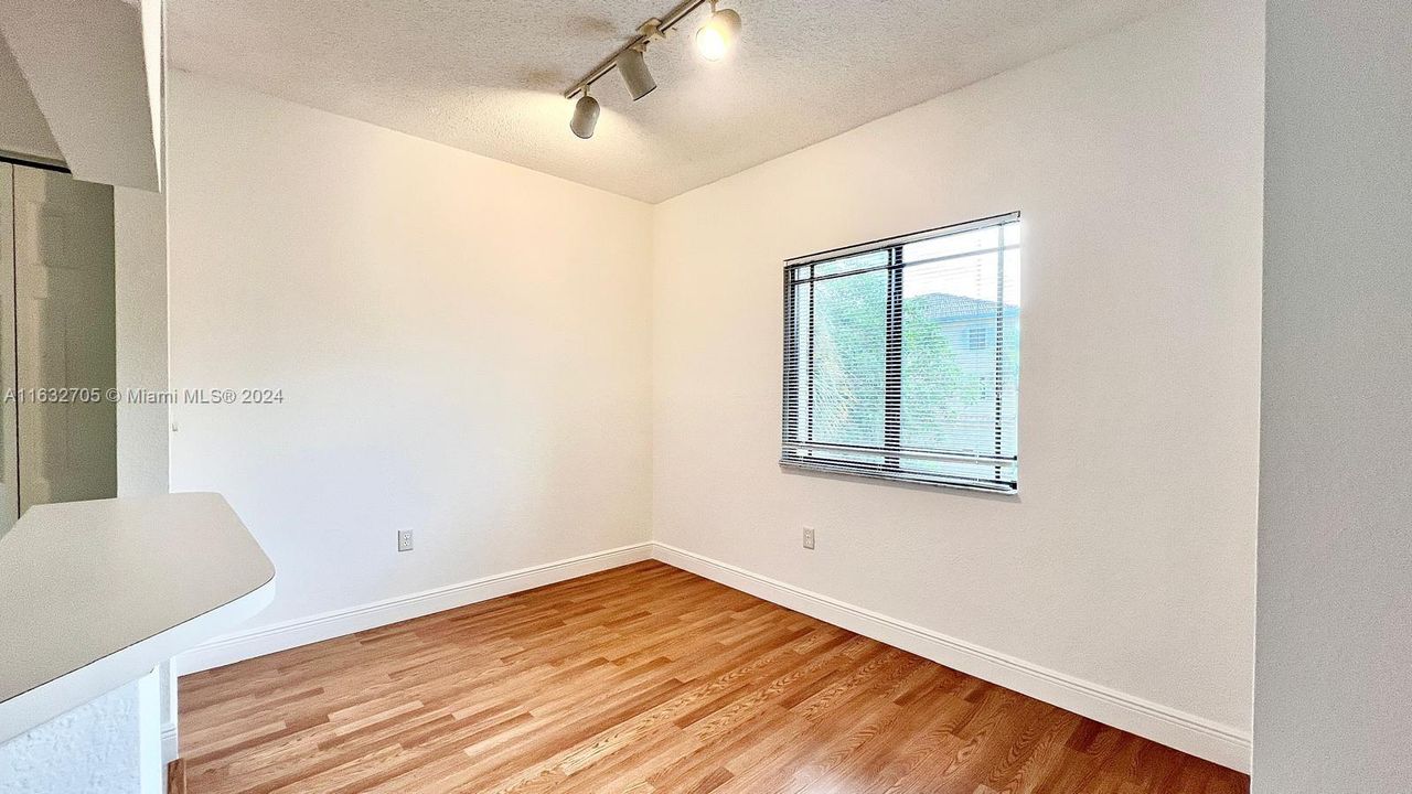 Active With Contract: $2,100 (1 beds, 1 baths, 878 Square Feet)