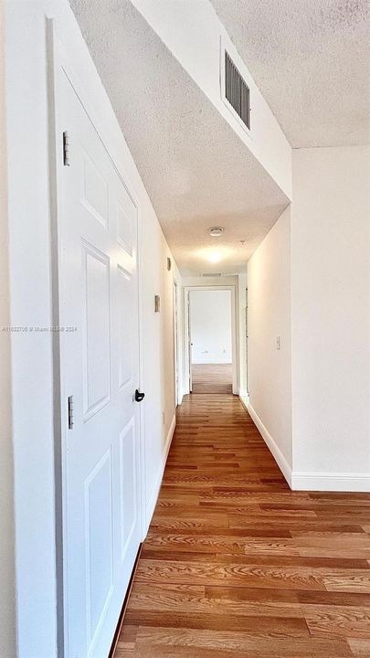 Active With Contract: $2,100 (1 beds, 1 baths, 878 Square Feet)