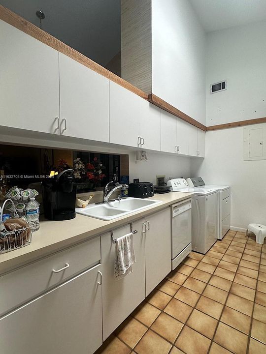 Vendido Recientemente: $399,999 (2 camas, 2 baños, 1126 Pies cuadrados)