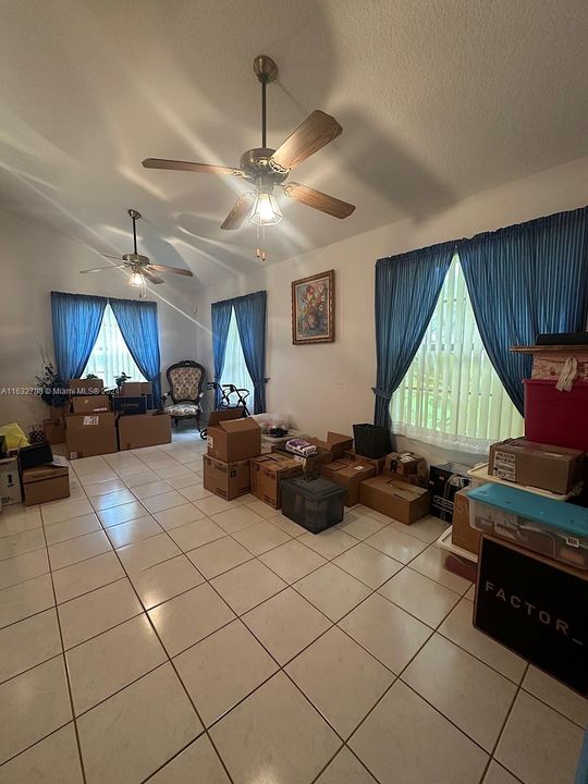 Vendido Recientemente: $399,999 (2 camas, 2 baños, 1126 Pies cuadrados)