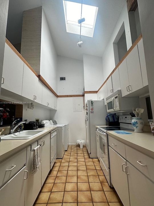 Vendido Recientemente: $399,999 (2 camas, 2 baños, 1126 Pies cuadrados)