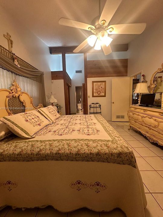 Vendido Recientemente: $399,999 (2 camas, 2 baños, 1126 Pies cuadrados)