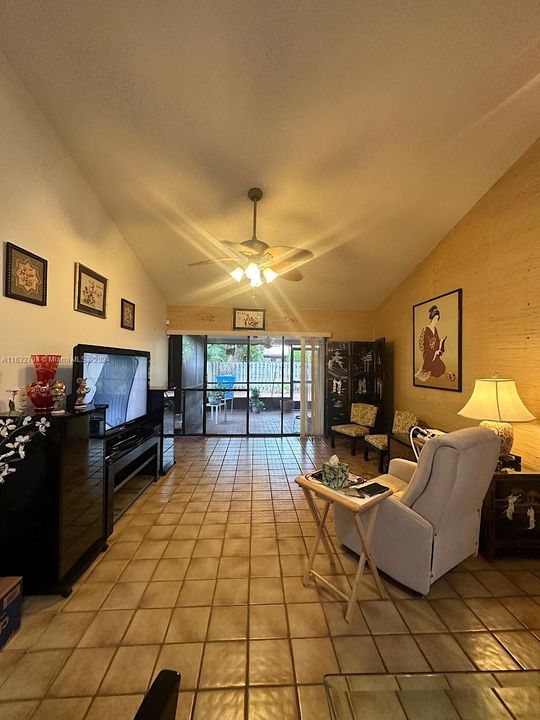 Vendido Recientemente: $399,999 (2 camas, 2 baños, 1126 Pies cuadrados)