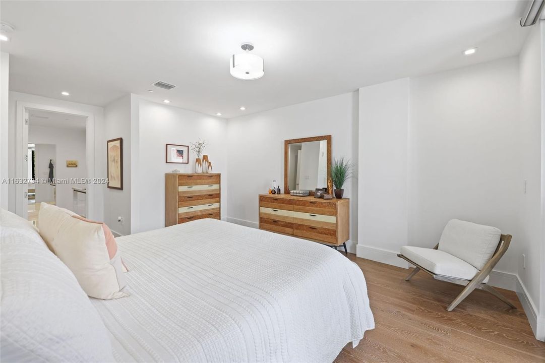 Active With Contract: $2,200,000 (2 beds, 2 baths, 1972 Square Feet)