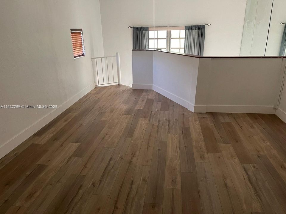 Active With Contract: $1,750 (1 beds, 1 baths, 930 Square Feet)