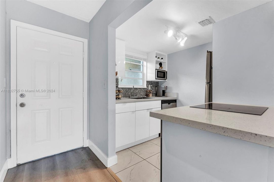 For Sale: $242,000 (1 beds, 1 baths, 801 Square Feet)