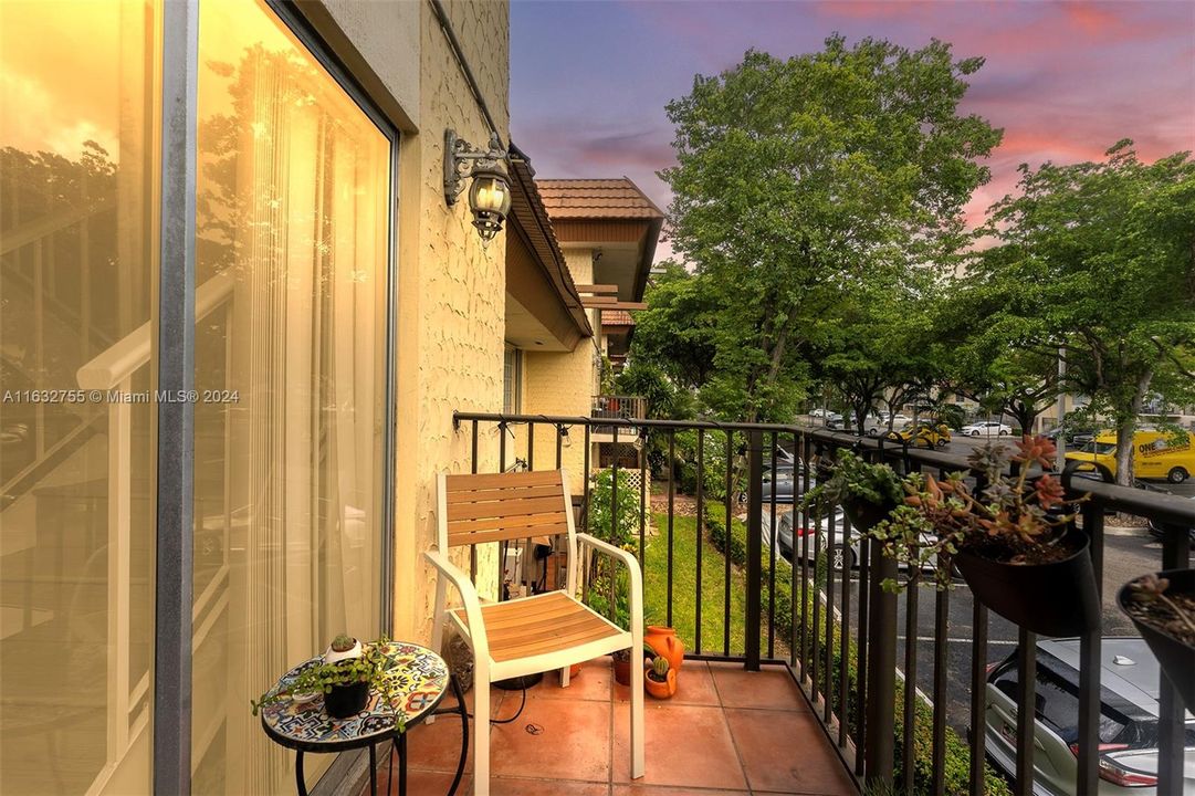 For Sale: $242,000 (1 beds, 1 baths, 801 Square Feet)