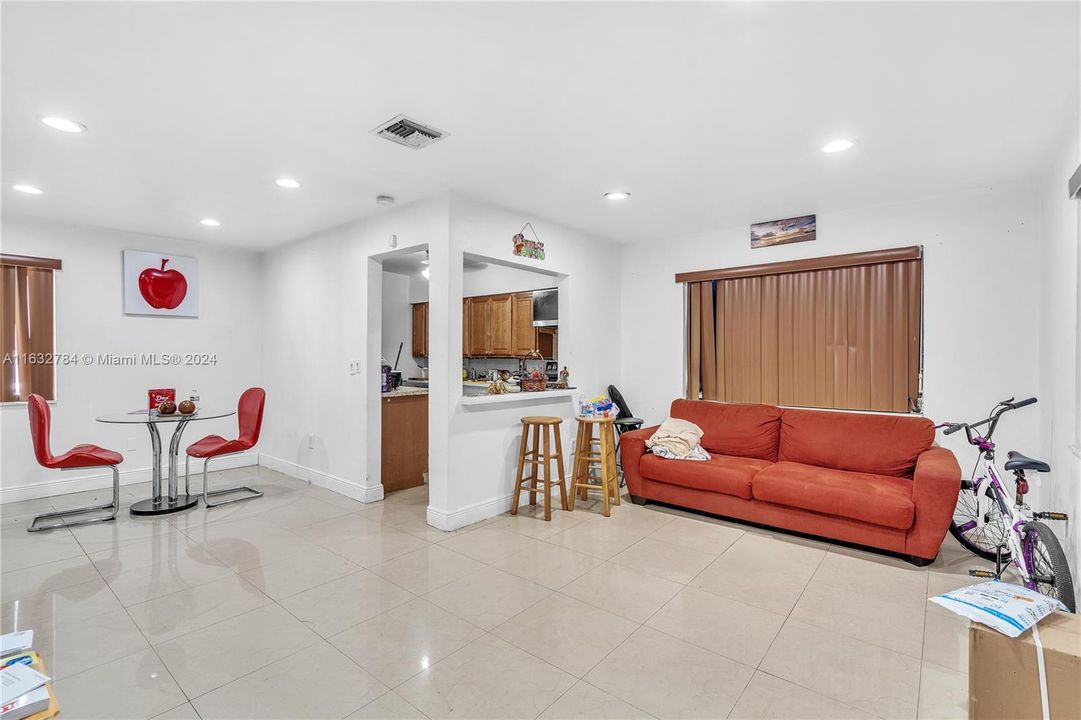 Activo con contrato: $455,000 (3 camas, 1 baños, 1144 Pies cuadrados)