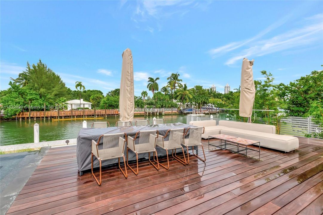 Active With Contract: $9,950,000 (4 beds, 5 baths, 4257 Square Feet)