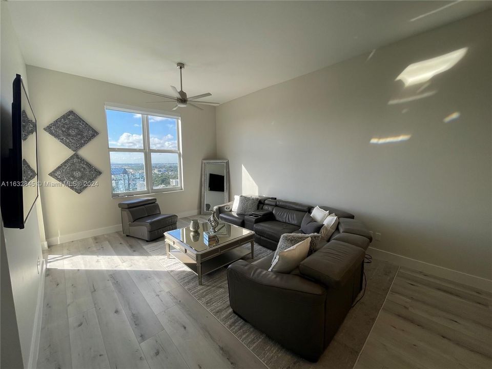 Active With Contract: $3,200 (2 beds, 2 baths, 1246 Square Feet)