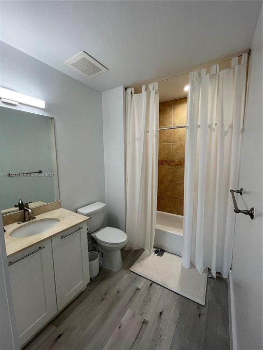 Active With Contract: $3,200 (2 beds, 2 baths, 1246 Square Feet)