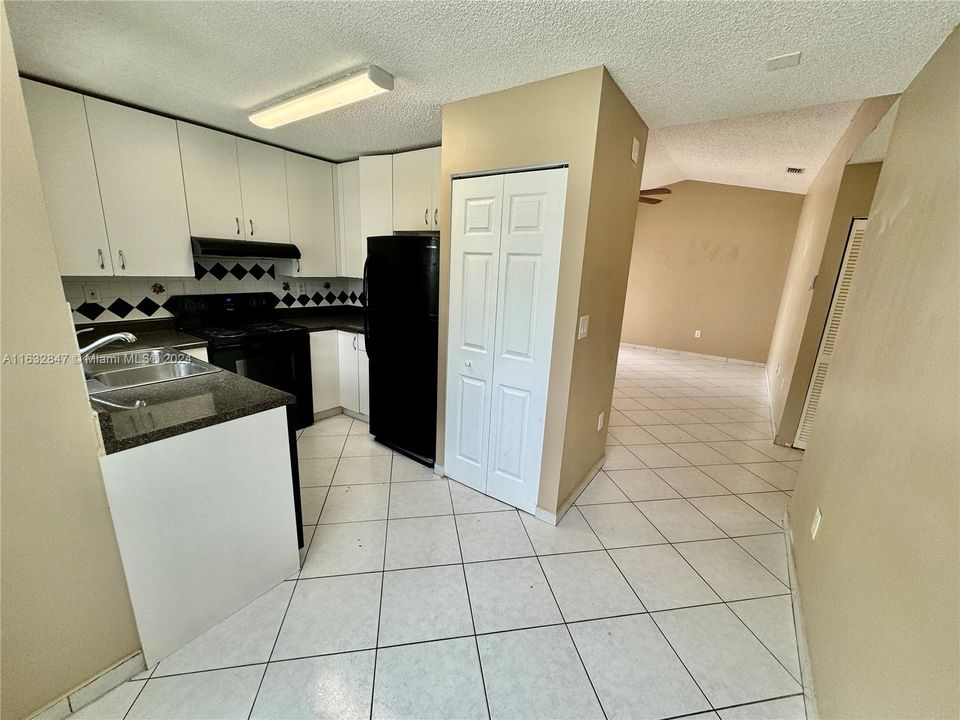 Active With Contract: $349,900 (2 beds, 2 baths, 979 Square Feet)