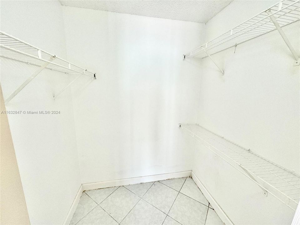 Activo con contrato: $349,900 (2 camas, 2 baños, 979 Pies cuadrados)