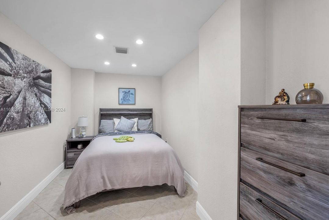 For Sale: $419,000 (1 beds, 1 baths, 950 Square Feet)