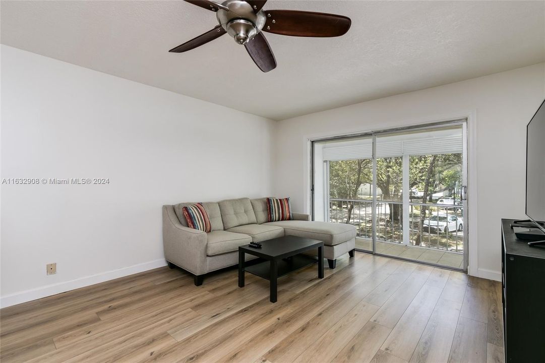 For Sale: $230,000 (2 beds, 2 baths, 1008 Square Feet)