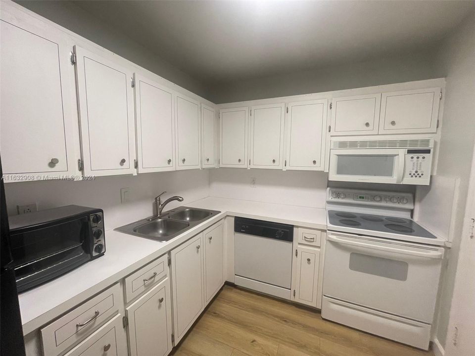 For Sale: $230,000 (2 beds, 2 baths, 1008 Square Feet)