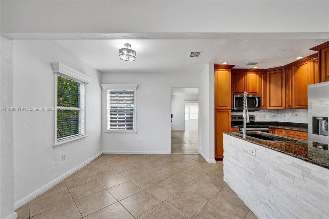 For Sale: $499,000 (2 beds, 2 baths, 1186 Square Feet)