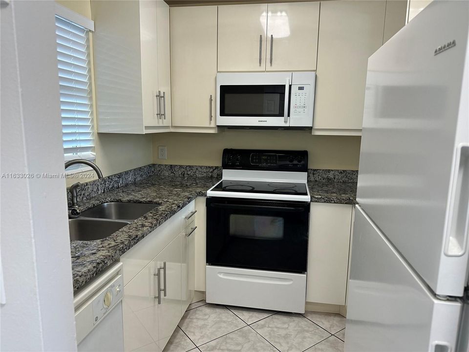 For Rent: $1,650 (1 beds, 1 baths, 650 Square Feet)