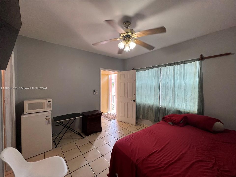 For Rent: $1,200 (1 beds, 1 baths, 180 Square Feet)