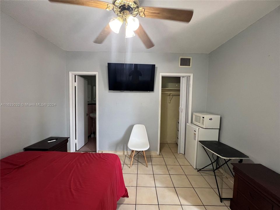 For Rent: $1,200 (1 beds, 1 baths, 180 Square Feet)