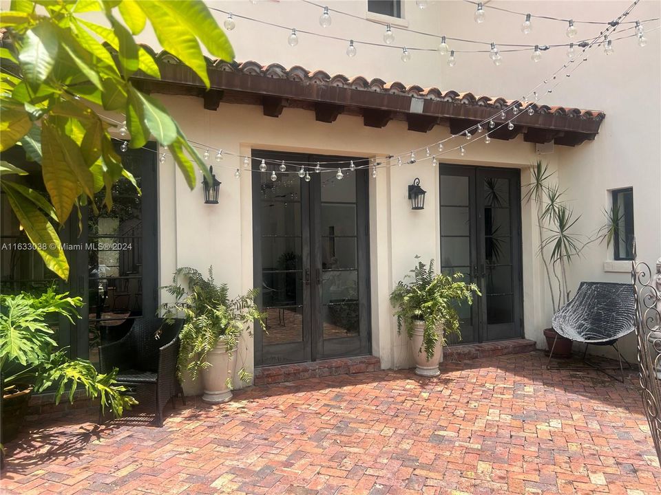 Courtyard multiple entrances