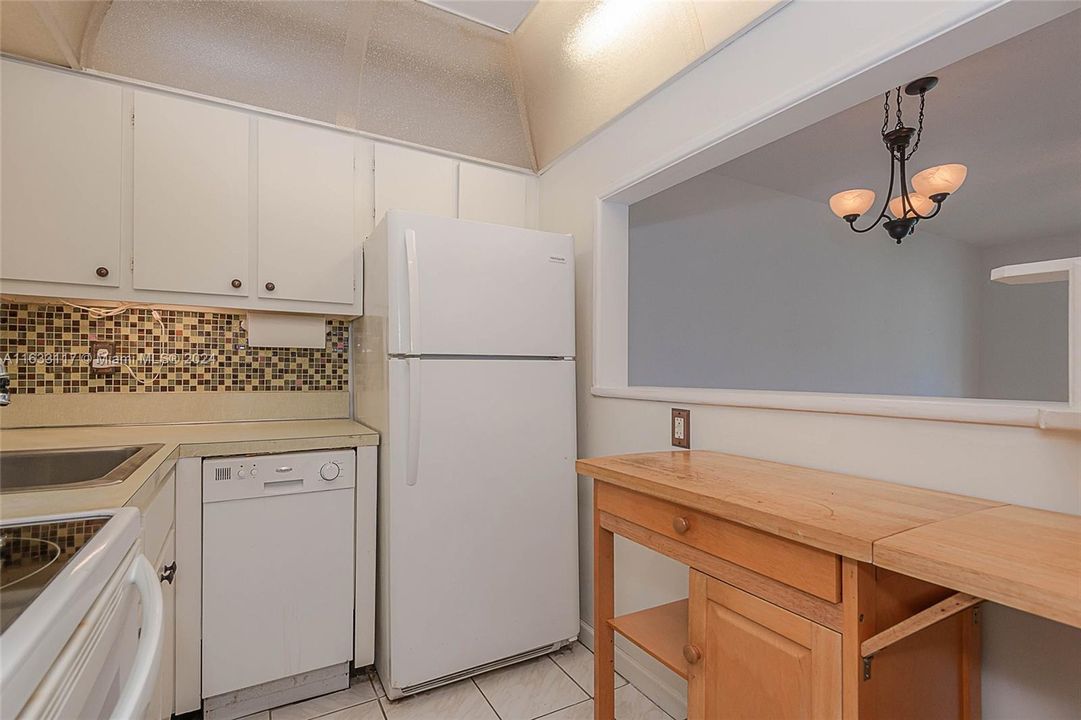 Active With Contract: $1,450 (1 beds, 1 baths, 680 Square Feet)