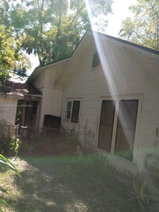 For Sale: $125,000 (2 beds, 1 baths, 1300 Square Feet)