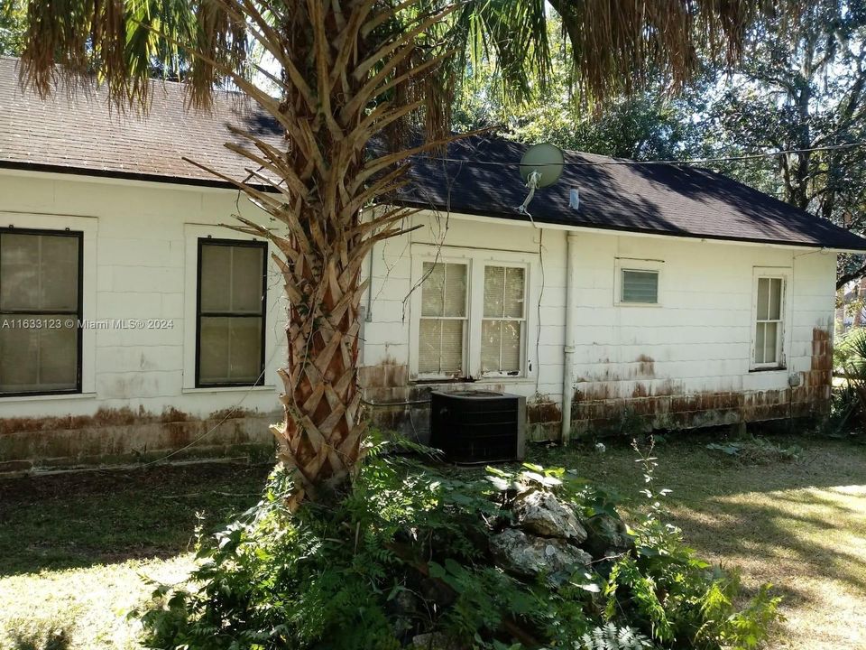 For Sale: $125,000 (2 beds, 1 baths, 1300 Square Feet)