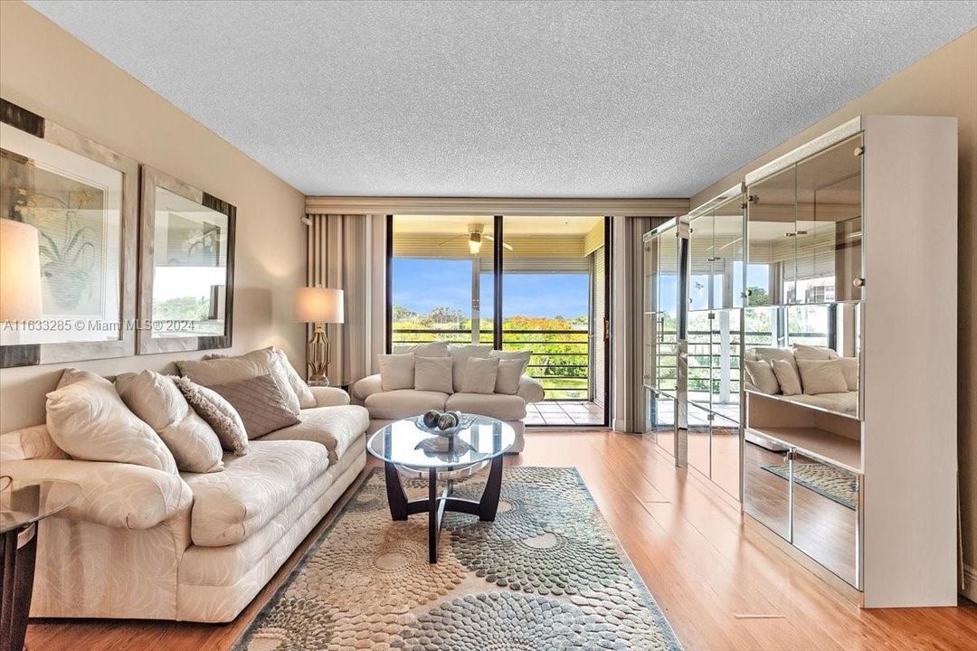 Spacious Living Room Overlooking Lake