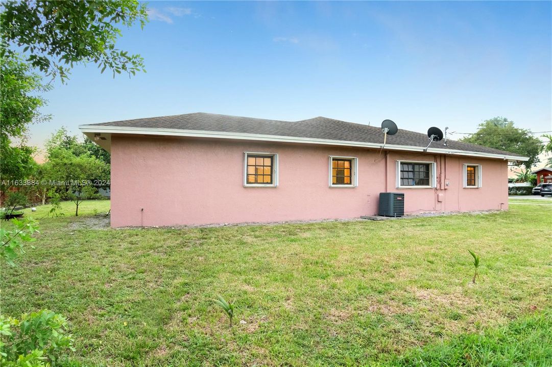 Active With Contract: $750,000 (4 beds, 2 baths, 2914 Square Feet)