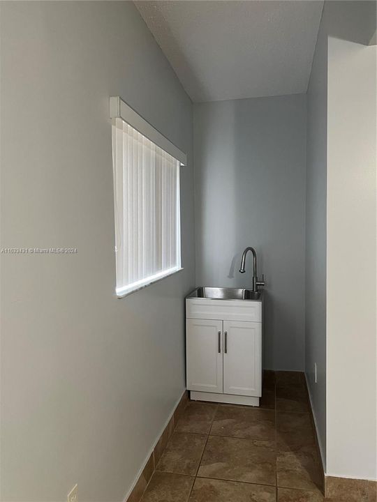 For Rent: $1,100 (0 beds, 1 baths, 300 Square Feet)