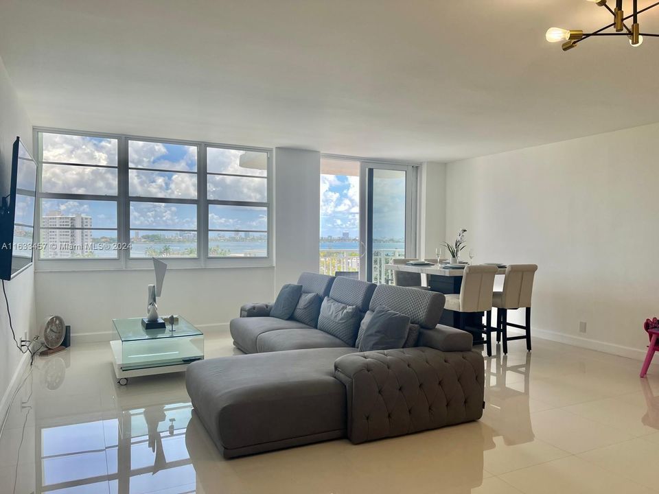 For Sale: $439,000 (2 beds, 2 baths, 1188 Square Feet)