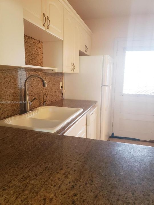 Active With Contract: $1,950 (2 beds, 2 baths, 909 Square Feet)