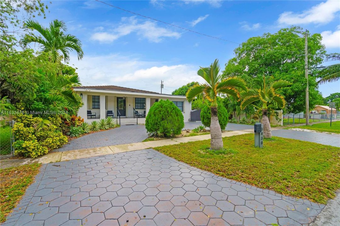 For Sale: $750,000 (5 beds, 2 baths, 2276 Square Feet)