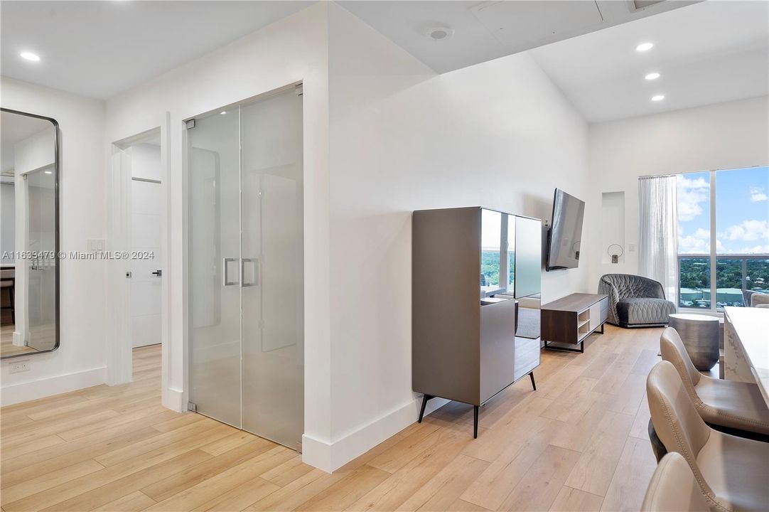 For Sale: $1,700,000 (1 beds, 1 baths, 960 Square Feet)