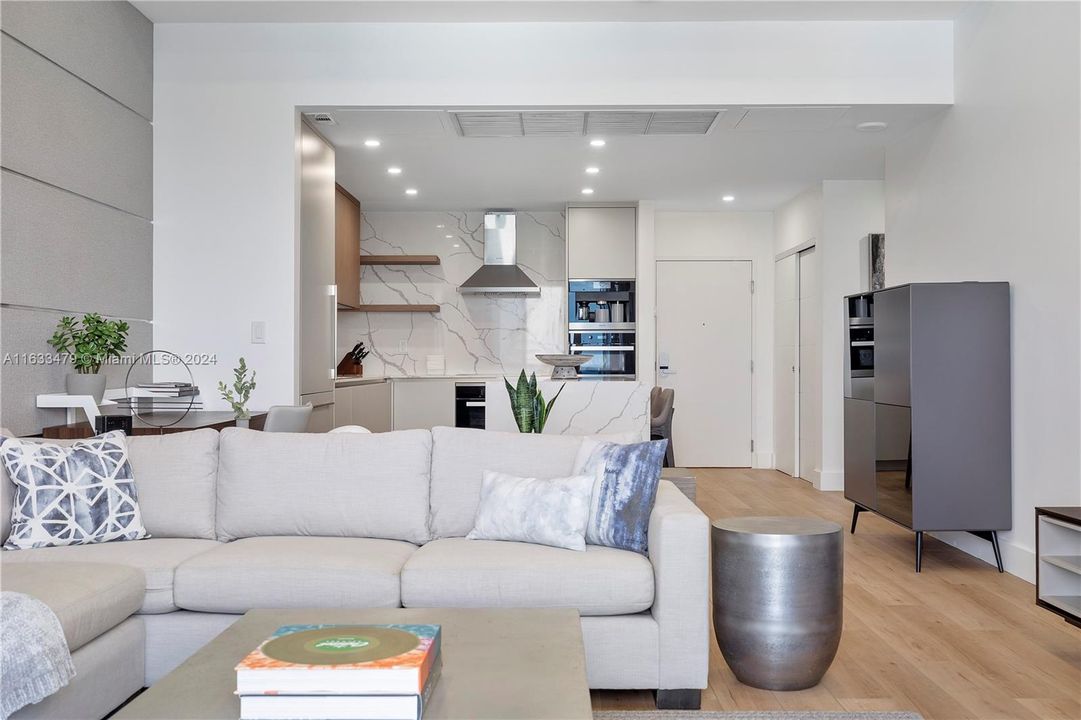 For Sale: $1,700,000 (1 beds, 1 baths, 960 Square Feet)