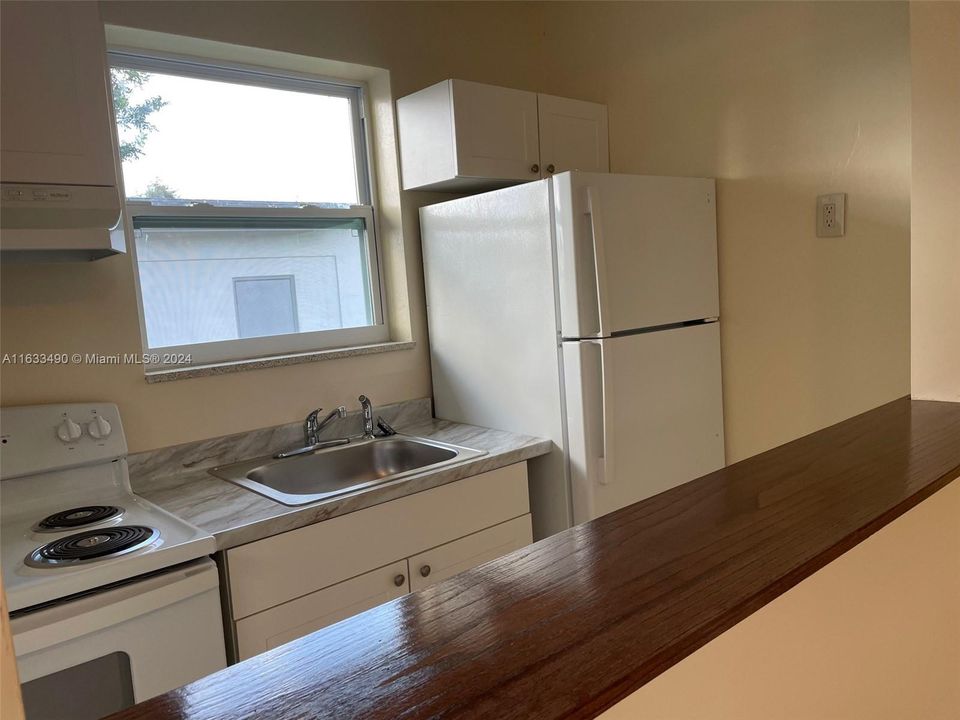 Active With Contract: $1,300 (1 beds, 1 baths, 0 Square Feet)