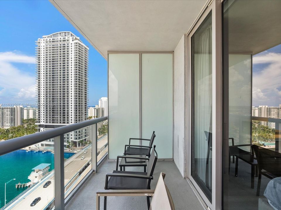 For Sale: $550,000 (2 beds, 2 baths, 1037 Square Feet)