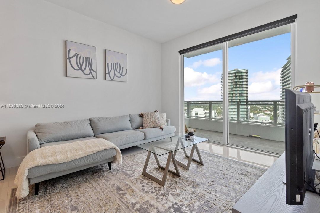 For Sale: $595,000 (1 beds, 1 baths, 748 Square Feet)