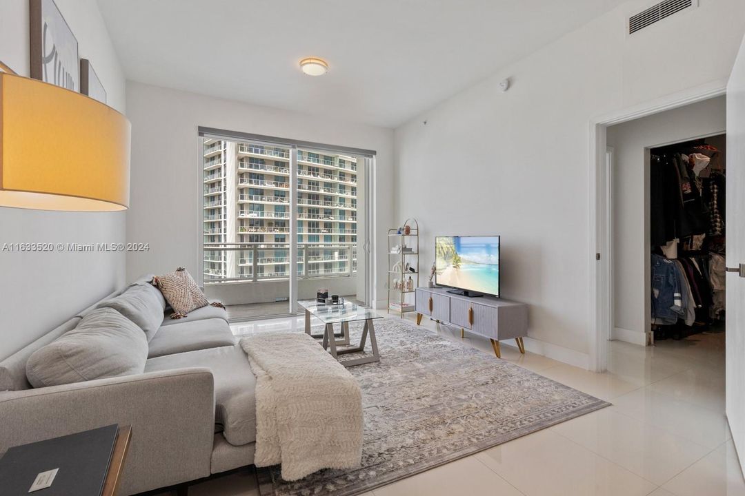 For Sale: $595,000 (1 beds, 1 baths, 748 Square Feet)