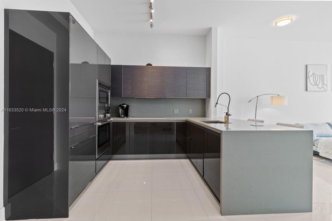 For Sale: $595,000 (1 beds, 1 baths, 748 Square Feet)