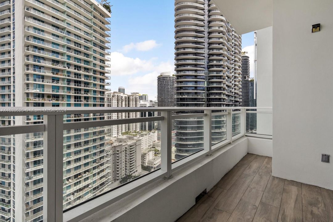 For Sale: $595,000 (1 beds, 1 baths, 748 Square Feet)