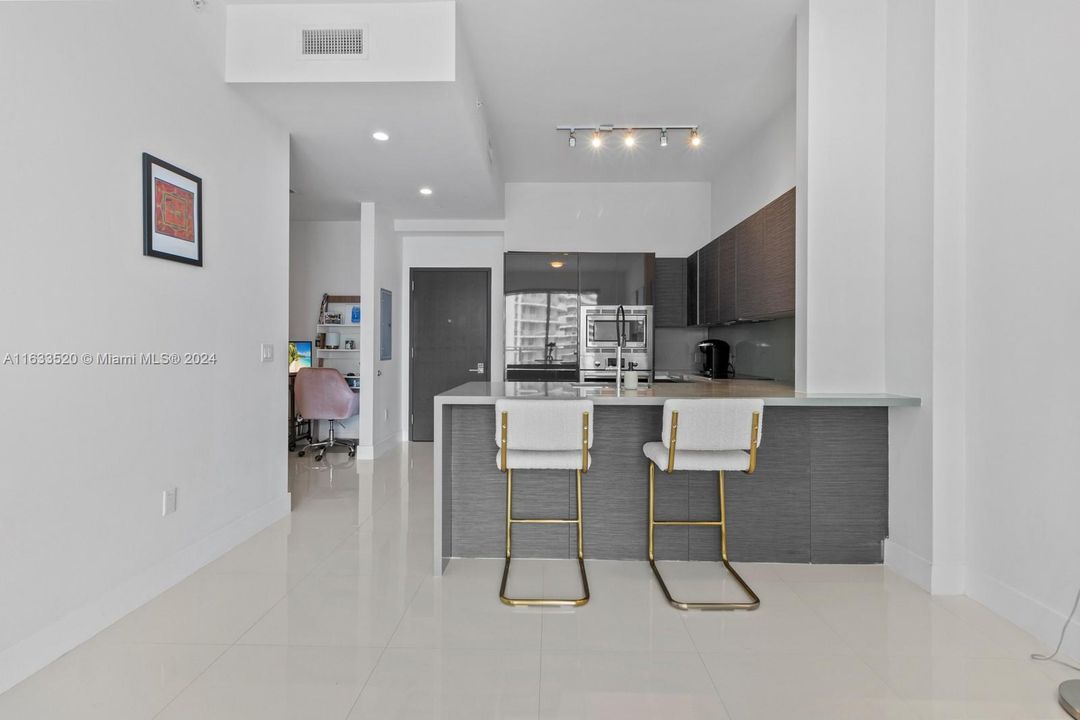 For Sale: $595,000 (1 beds, 1 baths, 748 Square Feet)