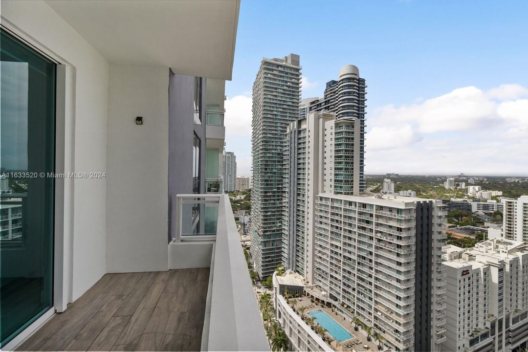 For Sale: $595,000 (1 beds, 1 baths, 748 Square Feet)