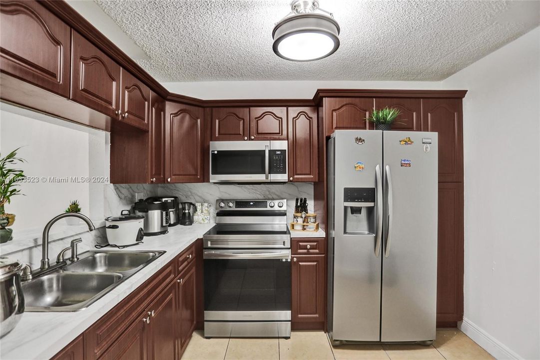 Active With Contract: $308,000 (2 beds, 2 baths, 986 Square Feet)