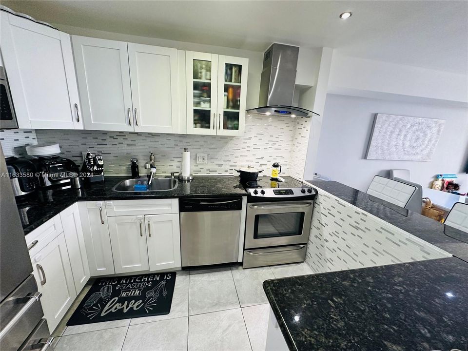 For Sale: $300,000 (2 beds, 2 baths, 1290 Square Feet)