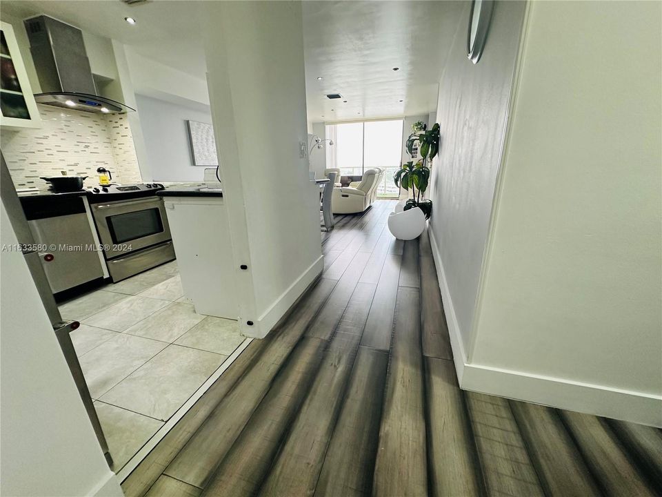 For Sale: $300,000 (2 beds, 2 baths, 1290 Square Feet)